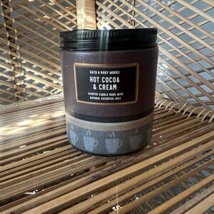 Bath and bodyworks 'Hot Cocoa and Cream' scented single wick candle
